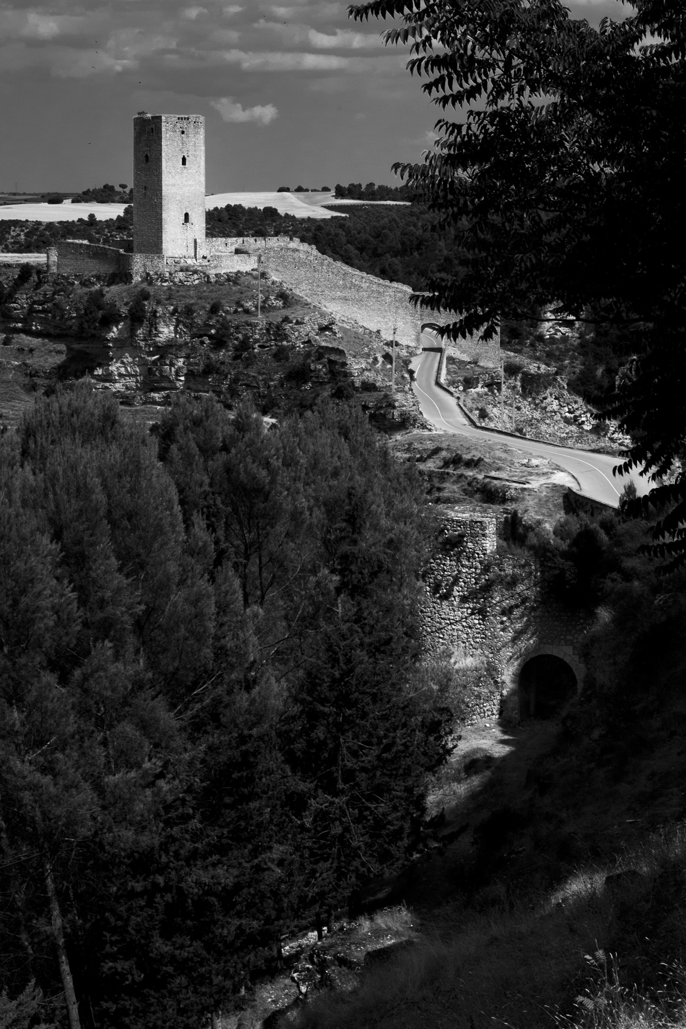 Vista de Alarcón (Cuenca). Foto en B/N..